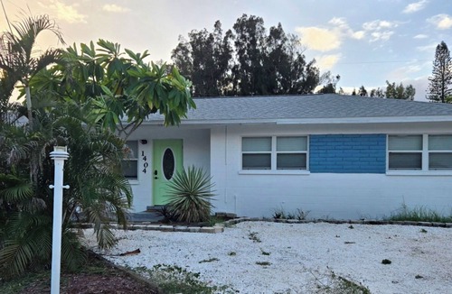 Bayshore Gardens House | Home with pool, 3 Bedroom, 2 bathroom and 1 living room at Bayshore Gardens.