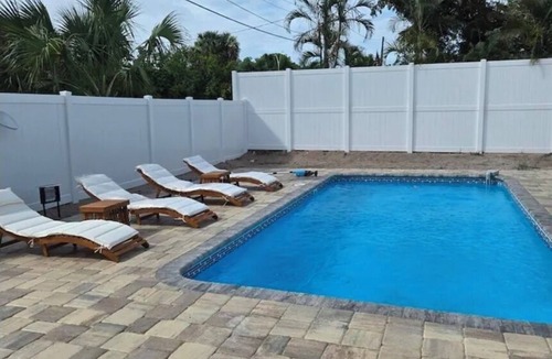 Bayshore Gardens House | Home with pool, 3 Bedroom, 2 bathroom and 1 living room at Bayshore Gardens.