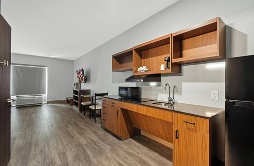 Bradenton Hotel | HomeTowne Studios by Red Roof Bradenton