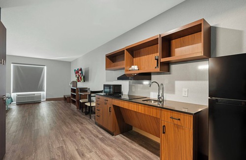 Bradenton Hotel | HomeTowne Studios by Red Roof Bradenton
