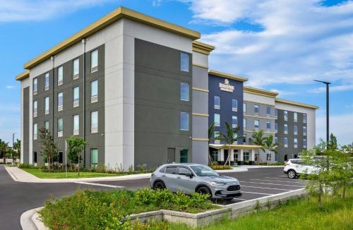 Fort Myers Hotel | HomeTowne Studios by Red Roof Fort Myers