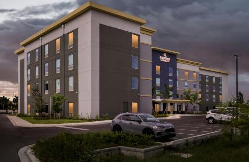 Fort Myers Hotel | HomeTowne Studios by Red Roof Fort Myers