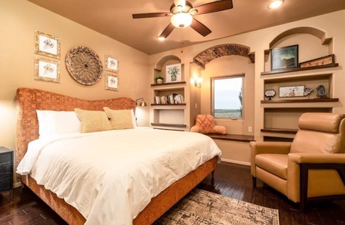 Mesilla Park House | Hot Tub, 3 Kings, Winery 5 Min, Farm & Mountain Views, Pets Ok