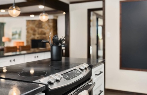 Woodland Park Cabin | Hot tub ☆ Fire-pit ☆ Walk to Waterfalls