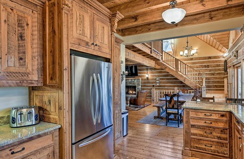 Franklin Cabin | Hot Tub & Fire Pit: Getaway Near Nantahala Gorge!