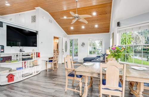Cypress Gardens Apartment | Hot Tub & Fire Pit: Lakefront Home on Lake Eloise