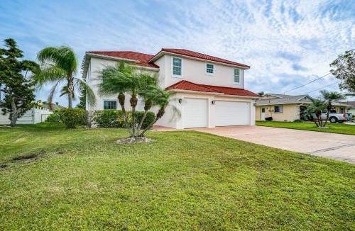 Caloosahatchee House | Hot Tub + Fire Pit: Spacious Cape Coral Oasis!