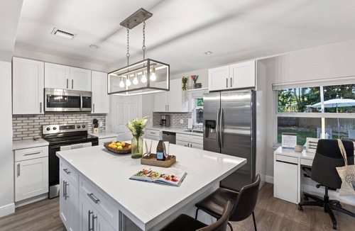 Middle River Terrace House | Hot Tub + Firepit + Al Fresco Dining | 10mins to Beach | Middle Terrace Cottage