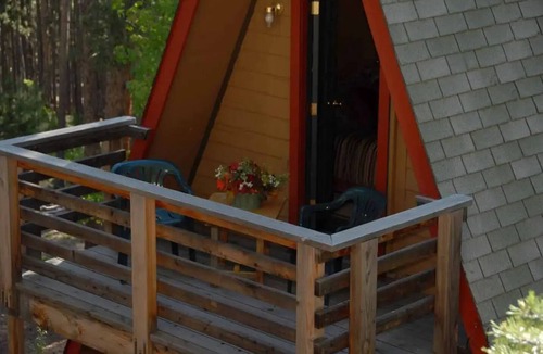 Evergreen Cabin | Hot Tub Mind Serene-Serenity Chalet 15 mins from the lake