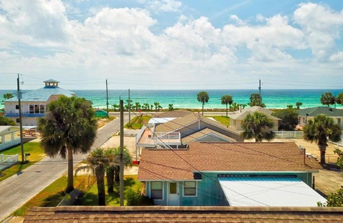 Bid-a-wee Beach House | House is 1 min walk to Private Beach Sleeps 8-10 Fenced Yard Pet Friendly