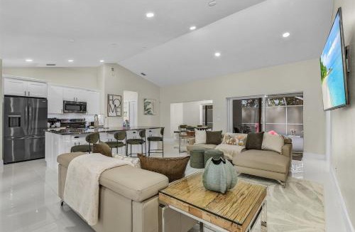 Willoughby Acres House | Huge 5BR Heated Pool, BBQ, 3 Suites Nr Beaches,Pets OK