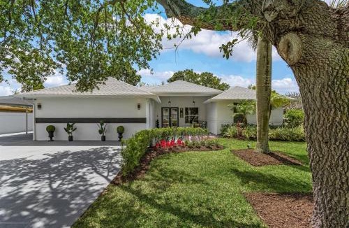 Willoughby Acres House | Huge 5BR Heated Pool, BBQ, 3 Suites Nr Beaches,Pets OK