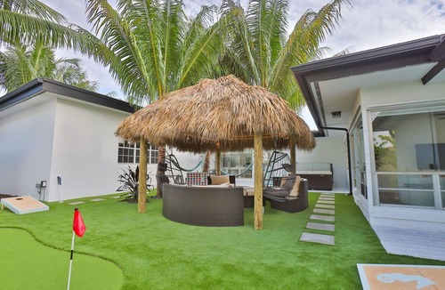 The Cove House | Huge Cove Home w Tiki and Spa+ Bikes, Minutes to Ocean