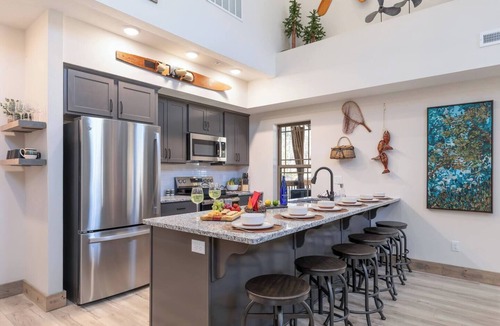 Hollister Cabin | Huge Outdoor Pool Hot Tub Screened Porch Creek Views Near Branson