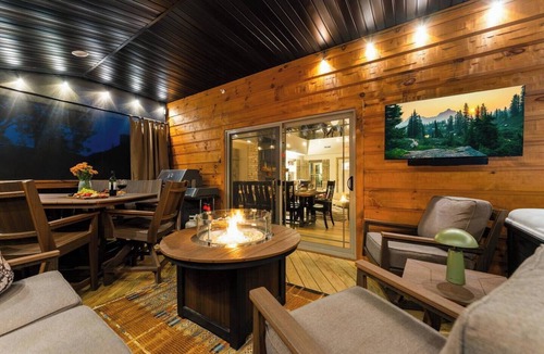 Hollister Cabin | Huge Outdoor Pool Hot Tub Screened Porch Creek Views Near Branson