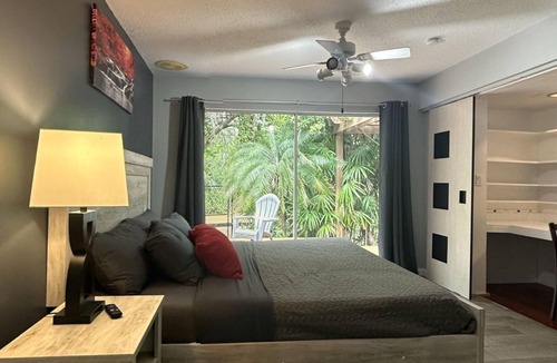 Avila House | ! HUGE POOL/LANAI HOUSE-CORN HOLE-NEAR LAKE/RESTAURANTS/SHOPS/PARK/MUSEUM!
