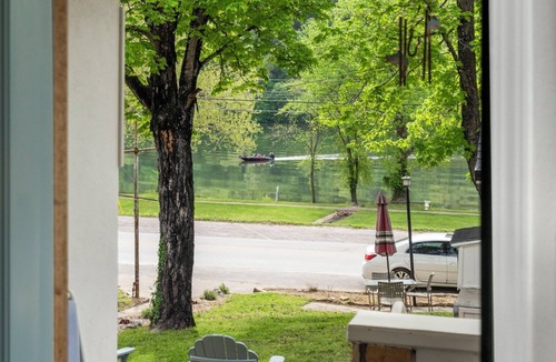 Rockaway Beach Apartment | Hummingbird Hideway Peaceful Lake View Cottage