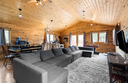 Leadville North House | Hwy 91 Log Cabin — 2BR/2BA, Fireplace, Mtn Views, Sleeps 4