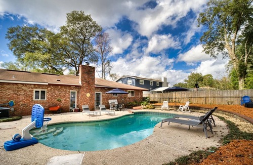 Hyde Park House | ~Hyde Park Sleeps 12 Heated Pool by Golf Club~