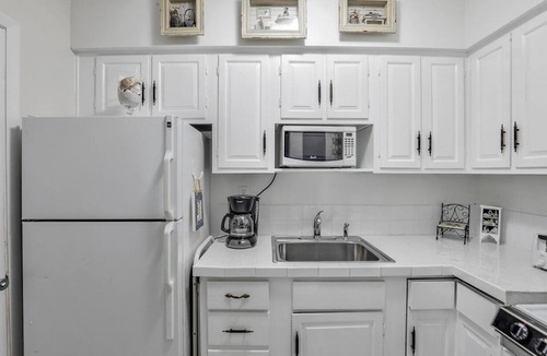 Marco Island Condo | Idyllic Condo | Brief Walk to Beach & Restaurants
