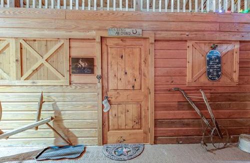 Carmine House | Impressive Wooden Cabin in Round Top, Texas