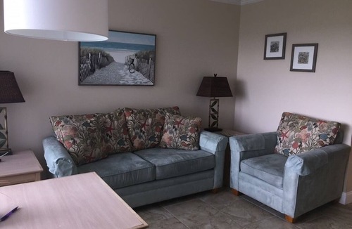 Indialantic By The Sea Resort | Indialantic Charm: Relaxing Room with Seaside Ambiance | Balcony