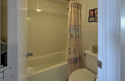 Indialantic By The Sea Resort | Indialantic Charm: Relaxing Room with Seaside Ambiance | Balcony