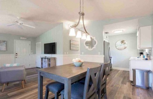 Indian Rocks Beach Condo | Indian Rocks Gem: Walk to Beach and Dining from Cozy retreat!
