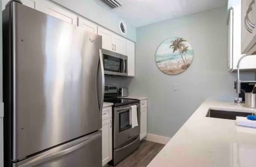 Indian Rocks Beach Condo | Indian Rocks Gem: Walk to Beach and Dining from Cozy retreat!