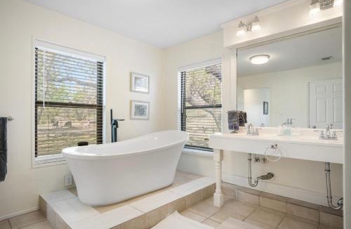 Bandera House | Indian Springs Lakehouse