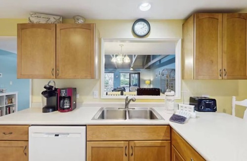 Palmetto Dunes Villa | Inviting Palmetto Dunes condo w/pool, private W/D & deck near beach & golf