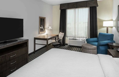 Far North Central Hotel | Inviting Room Near PopStroke - 2 miles | Prime San Antonio Location