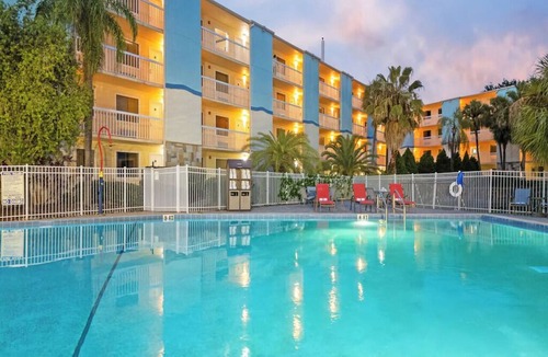 Florida Center Hotel | Inviting Space w/2 Queens Near Icon Park - Ideal for Families + Free Breakfast