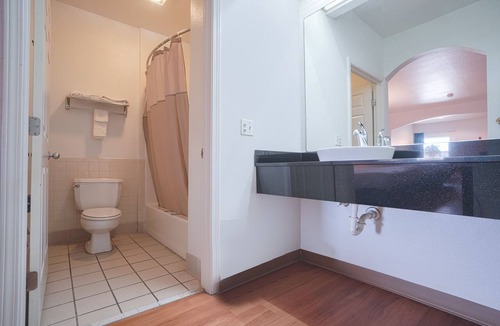 Galveston Hotel | Island Inn by OYO Galveston Beach, TX