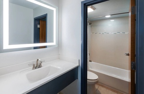 South Padre Island Hotel | Island Oasis Double Queen Suite-Pool & Beach
