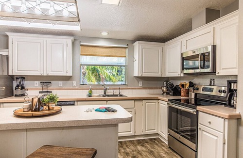 Crystal River House | IslandTime|OzelloCanalHome|PvtDock|Porch|Firepit|10ppl