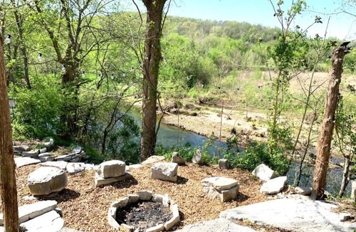 Newnata Cabin | Jack's Bend-bluff side retreat on South Sylamore Creek with fire pit & deck