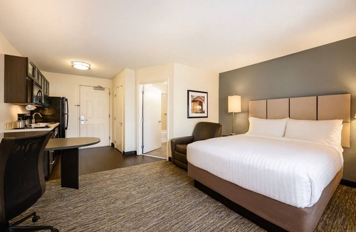 Baymeadows Hotel | Jacksonville Hideaway: Comfortable Suite near The Cummer Museum! W/Kitchen!