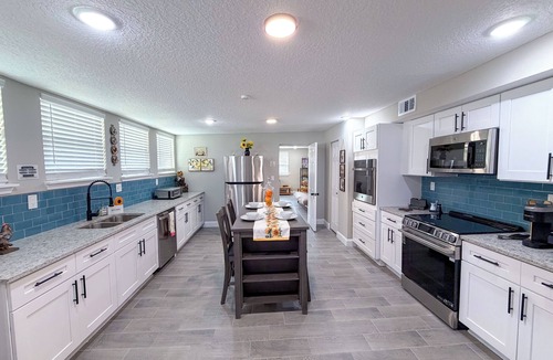 Southside House | Jax 5BR Family Paradise -Hot Tub-Game Room-Patio-