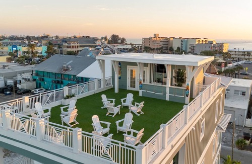 Madeira Beach Villa | John’s Pass|Heated Pool+Hot Tub|360° Water Views|Across Beach|5 Floors|Elevator