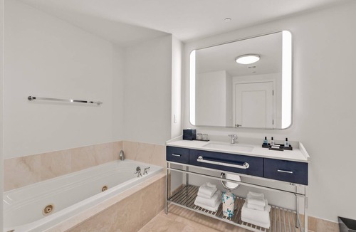 Mid Beach Hotel | Junior Suite Direct Ocean View Fontainebleau