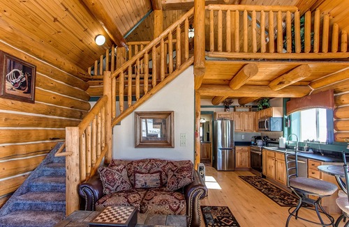 Michigan Hill Cabin | Kenosha Log Cabin with Beautiful Mountain View’s