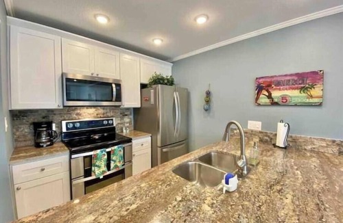 Key Allegro Condo | Key Allegro Condo on the BAY w/BOAT DOCK & POOL!