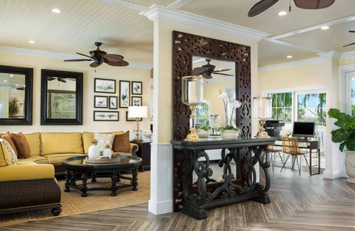 Uptown - Upper Duval Hotel | Key West Beach Stay + Free Breakfast, Pool & Bar