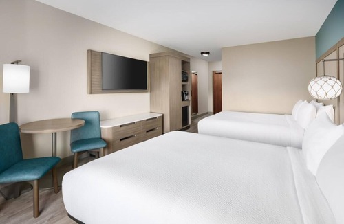 Florida Keys Hotel | Keys Vacation Starts Here! 3 Relaxing Units, Free Breakfast, Outdoor Pool!