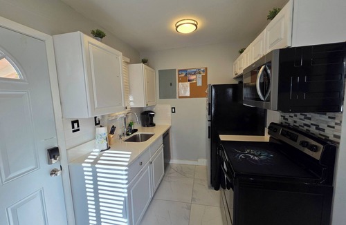 Lauderhill House | Kind Nest - 15 mins from downtown, airport, and beach. Washer/dryer available