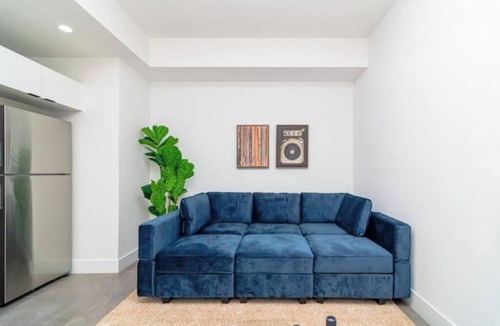 East Little Havana Apartment | King Bed brand new safe Oasis minutes to Brickell