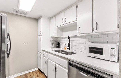 Northeast Pensacola Condo | King Bed | Central Location | 75" TV | Washer & Dryer | Shower & Tub | Patio | Updated