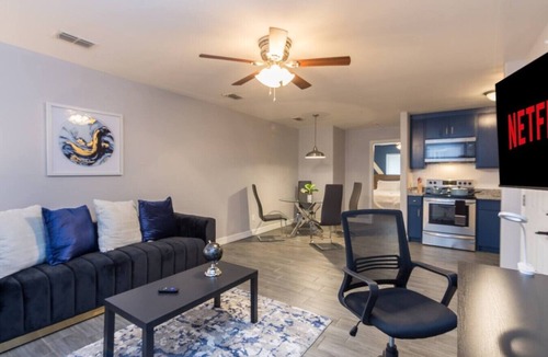 McAllen Apartment | King Bed, Central Location Fast WiFi/Long Term