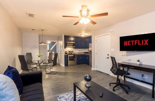 McAllen Apartment | King Bed, Central Location Fast WiFi/Long Term